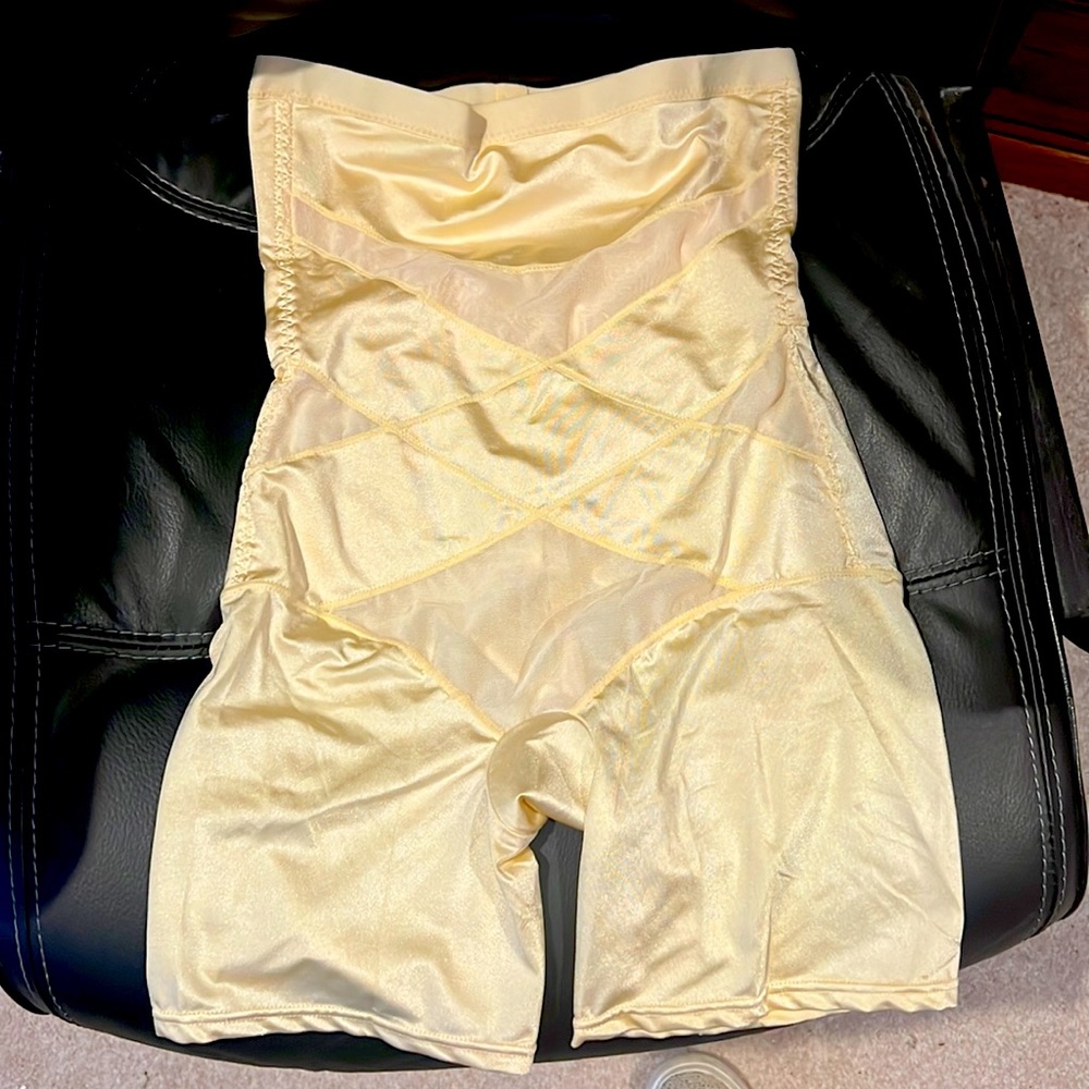 Strapless Shaper Size XL but closer to Size L NWT.